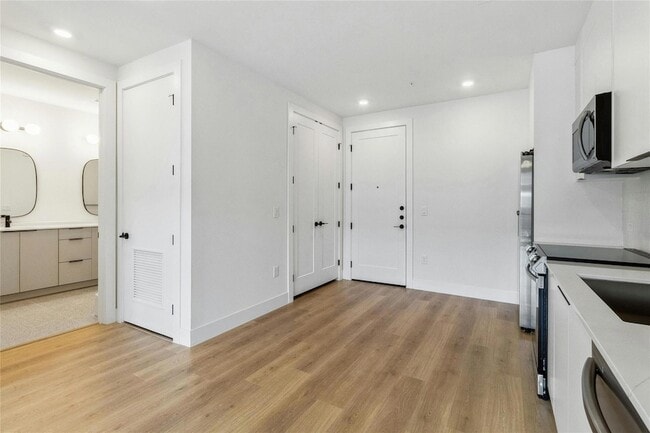 Building Photo - 1701 Simond Ave Ave