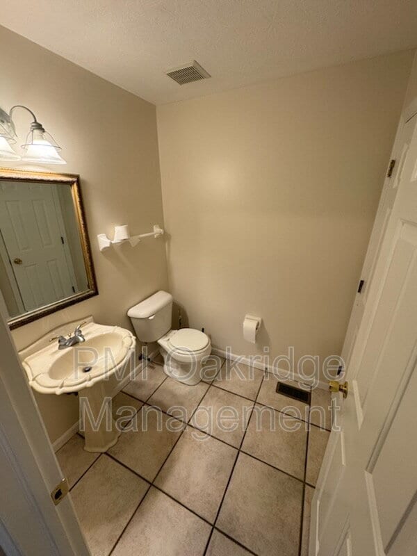 Foto del edificio - 749 Charlton Ct