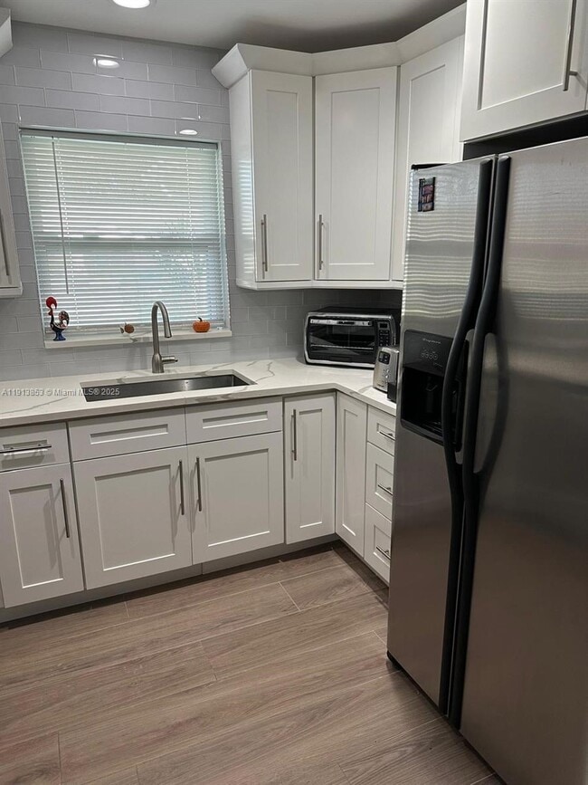 Foto del edificio - 5169 Lakefront Blvd