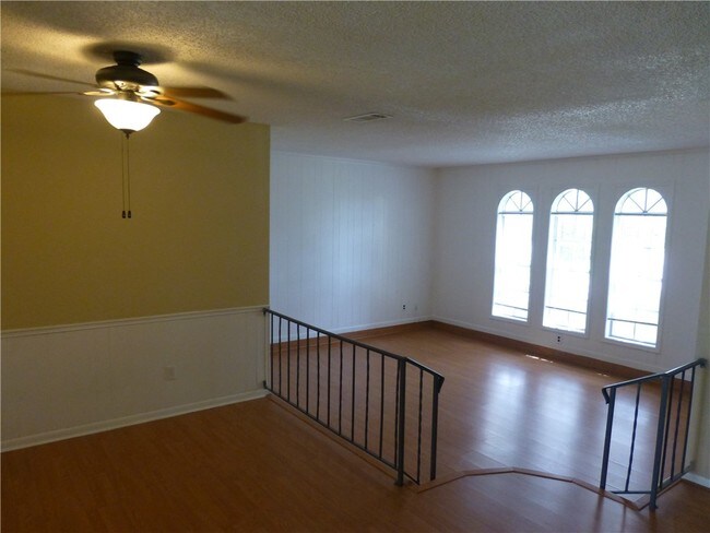 Building Photo - 1401 Serene Oaks Dr