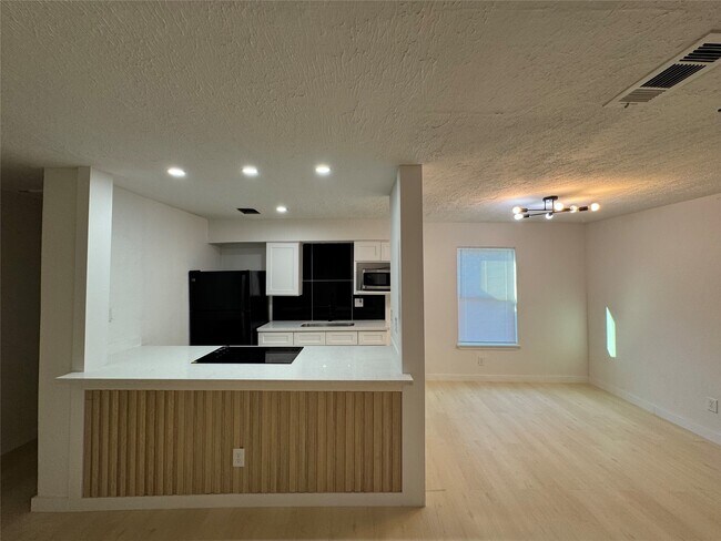 Foto del edificio - 7640 Broadview Dr