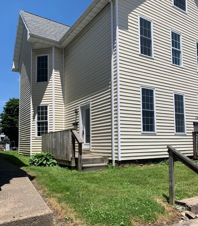 Building Photo - 307 N 1st St