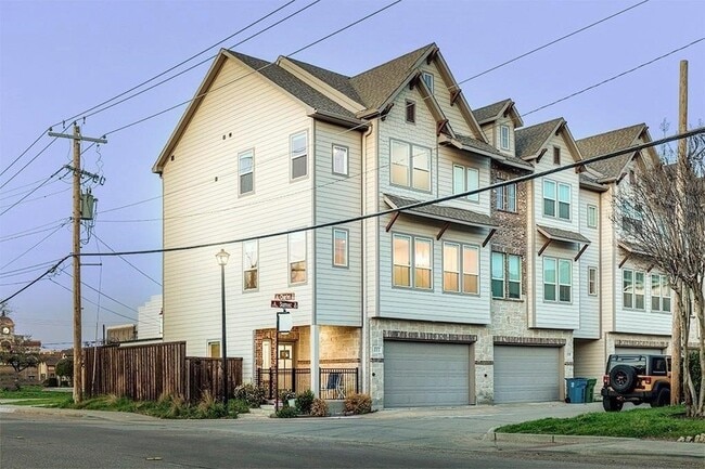 Photo - 111 Sumac St Townhome