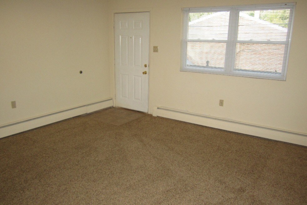 Primary Photo - 805 W Aaron Dr