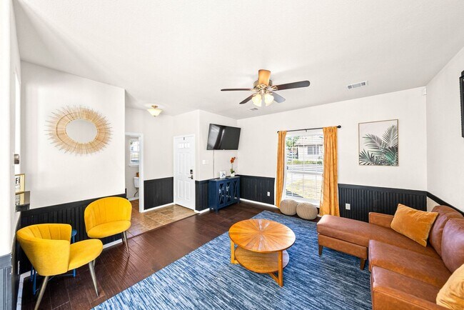 Building Photo - Downtown Home within Minutes from the Riverwalk & Alamodome ~ Large Corner Lot!