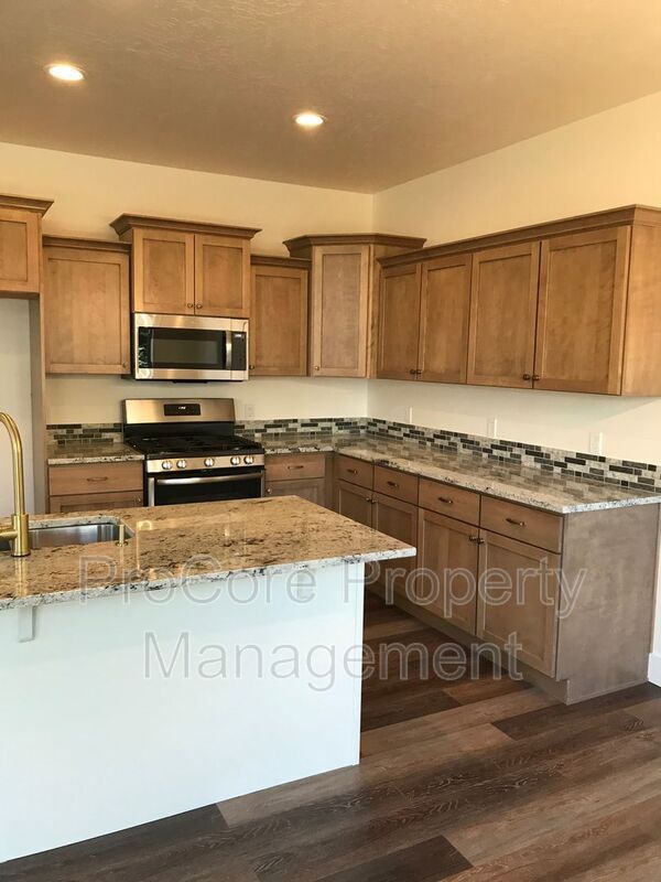 Building Photo - 1447 N Pineview Ln