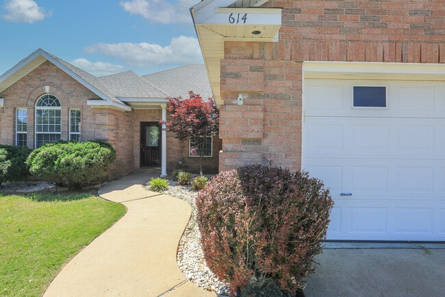 Building Photo - 614 Leisure Ln