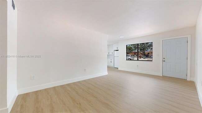 Foto del edificio - 1674 W 42nd St