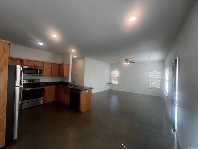 Building Photo - 322 E Maple St