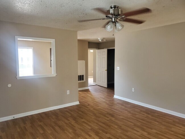 Building Photo - 2 Bedroom, 1 bath apartment  downstairs un...