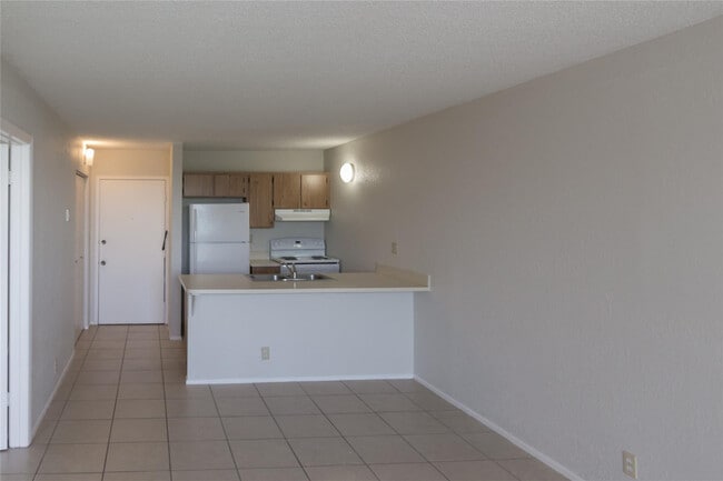 Building Photo - 2701 Riverside Dr