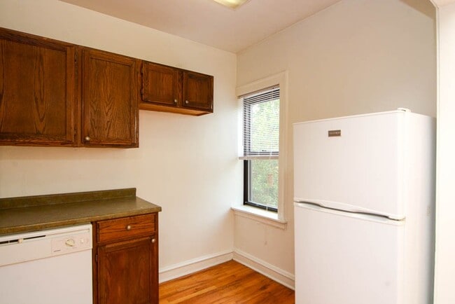 Building Photo - 545 W Wellington Ave