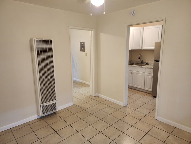 Building Photo - Charming 1-Bedroom, 1-Bath Apartment – $50...