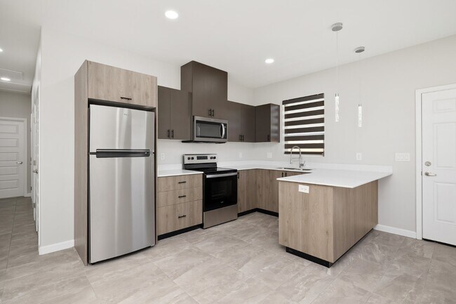 Building Photo - 901 Sugar Garden Ave