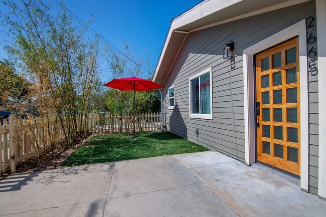 Building Photo - BEUATIFUL BRIGHT 2 + 1 SINGLE FAMILY HOME