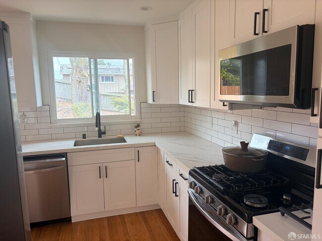 Building Photo - 2555 Sherwood Dr