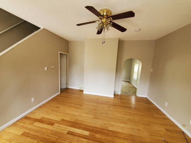 Building Photo - AVAILABLE JULY 2024 -Charming 3 Bedroom Ho...