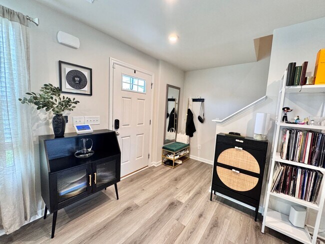 Foto del edificio - 3 Bed, 2.5 Bath Home w/ 2 Car Garage