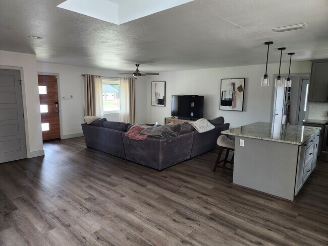 Building Photo - 3221 Latham Dr