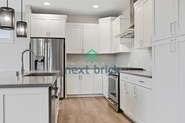 Building Photo - 4 BED & 3.5 SINGLE FAMILY HOUSE FOR RENT