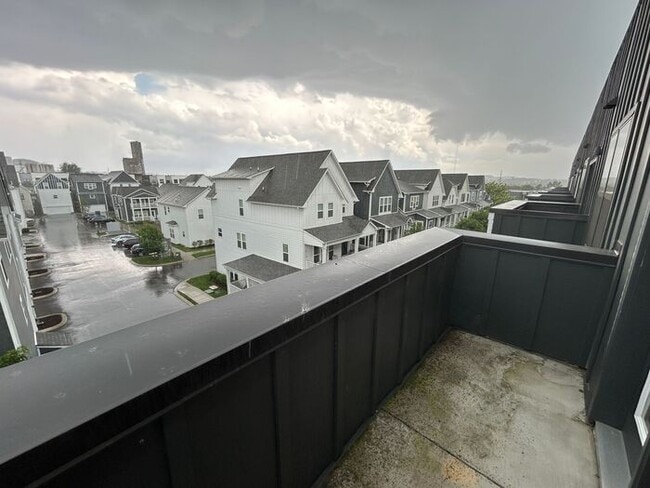 Building Photo - Beautiful 1-Bedroom Townhouse with Modern ...