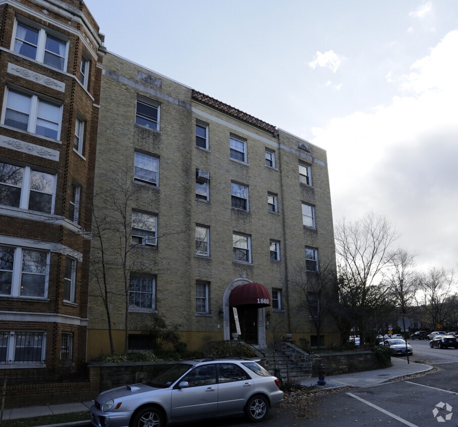Foto del edificio - 1860 Clydesdale Pl NW