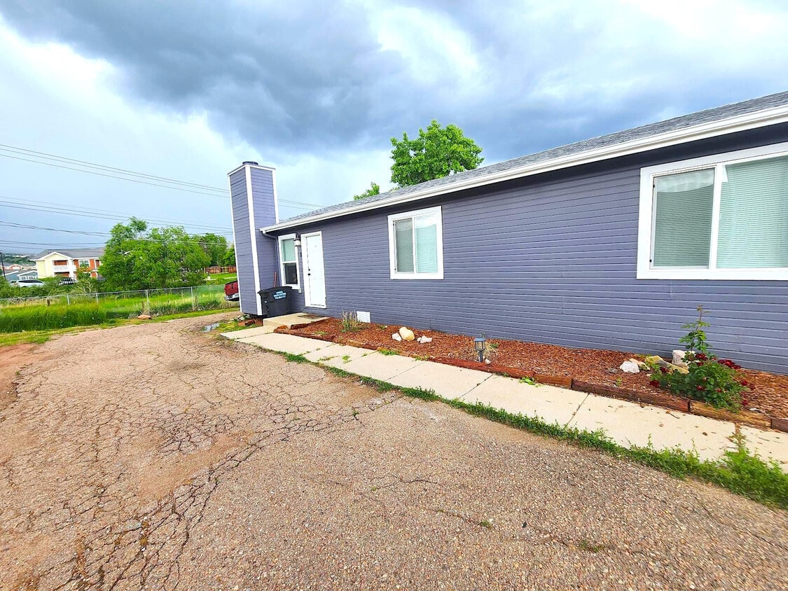 Primary Photo - 4450 Loomis Ave