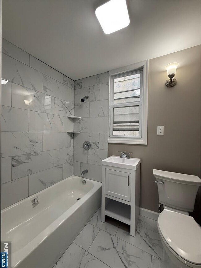 Foto del edificio - 120 Clarke Ave