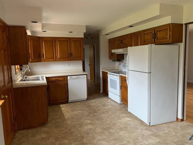 Building Photo - 2095 S Linda Dr