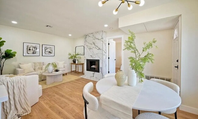 Building Photo - Stunning corner-unit condo in prime West M...