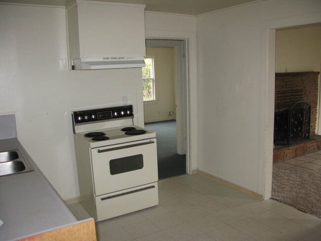 Building Photo - Ideal Location!