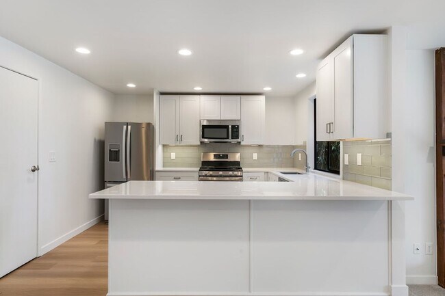 Foto del edificio - A Spacious Home in the Prestigious Sahalee...