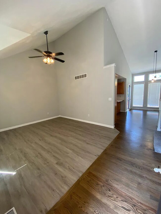 Foto del edificio - Spacious 4BR Home in Lee’s Summit | Finished Basement | Deck | 2-Car Garage | Pets Welcome