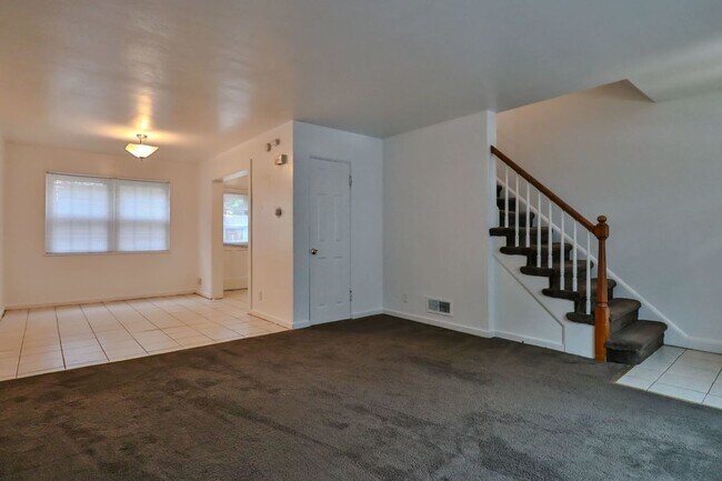 Building Photo - 825 N Raynor Ave