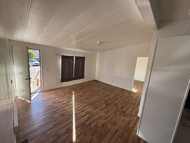 Foto del edificio - Spacious Mobile Home for Rent – NEW heatin...