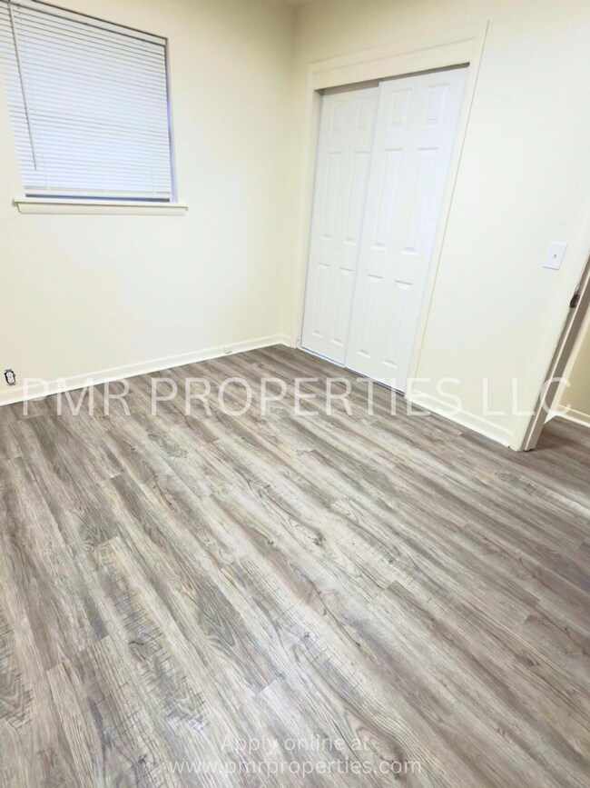 Building Photo - 2 Bedrooms/1 Bathroom House