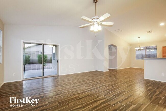 Foto del edificio - 17048 W Southampton Rd