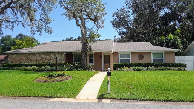 Building Photo - Beautiful 4 bedrooms 2 bath's single famil...