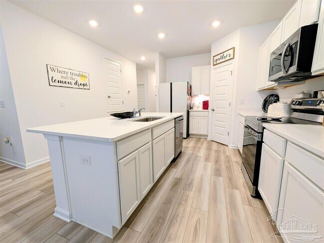 Building Photo - 6622 Sun Tree Cir
