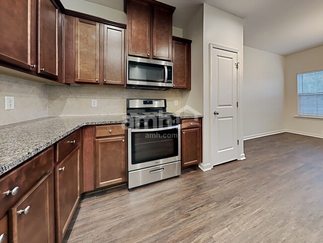 Foto del edificio - 465 Whispering Breeze Ln
