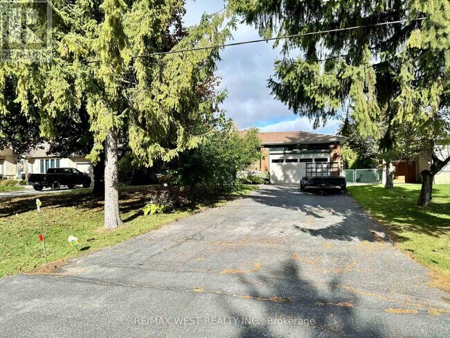 Photo du bâtiment - 80 Maple Grove Ave