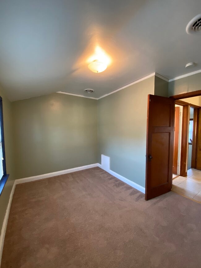 Building Photo - 438 S 65th St