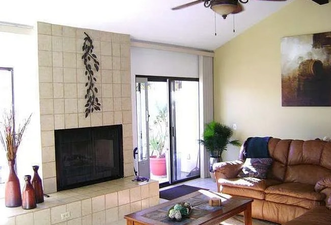 Building Photo - Tastefully Updated Single-Level Villa