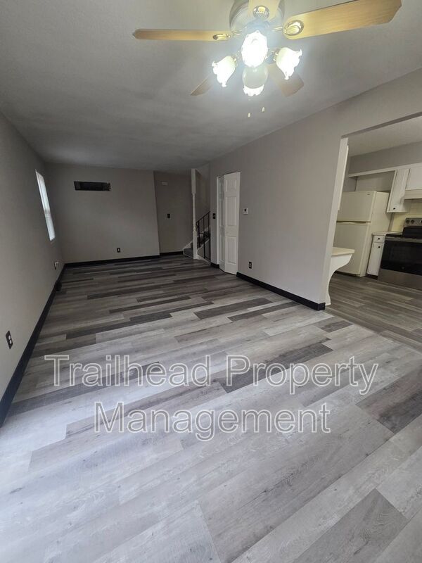 Building Photo - 3731 NE Colonial Dr