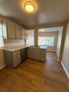 Building Photo - Beautifully renovated single story 2b/1b