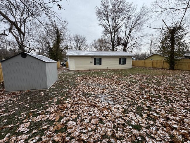 Building Photo - 505 N Chapman Ave