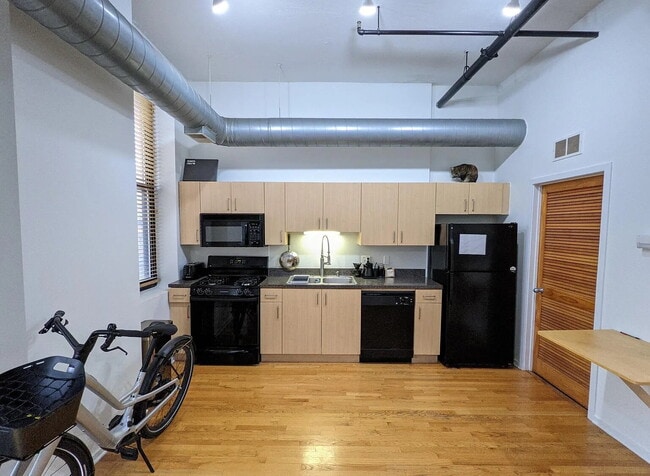 Building Photo - Well-Appointed Unit with Quality Finishes