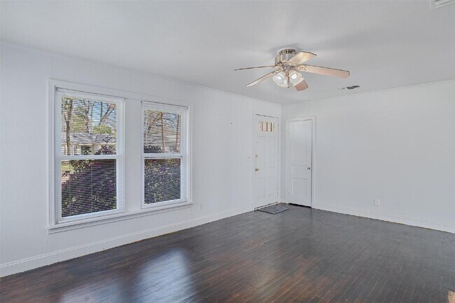 Foto del edificio - "Charming 2-Bedroom Shreveport Home with Cozy Fireplace & Gleaming Hardwood Floors!"