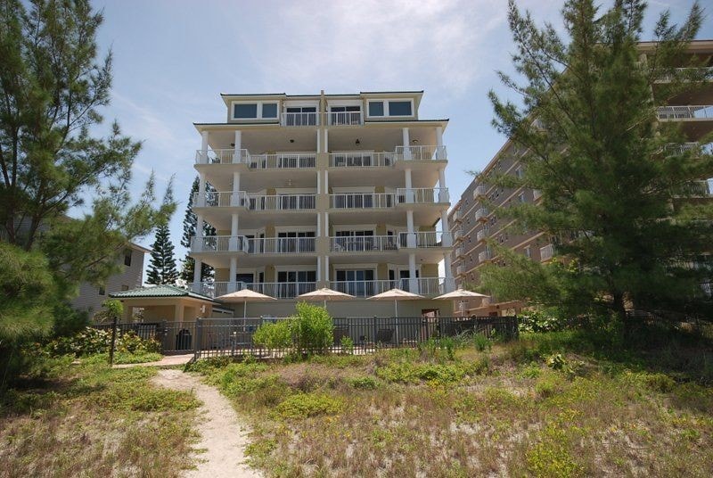 Foto principal - Furnished Luxury Gulf Front condo 3355 sq ft
