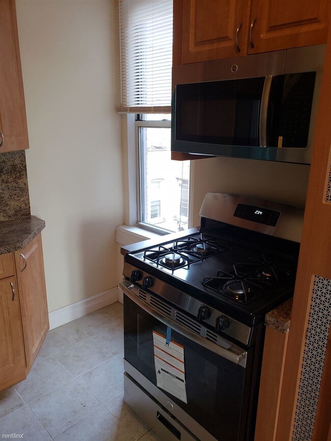 Building Photo - 3 br, 1 bath Apartment - 1947 65th St